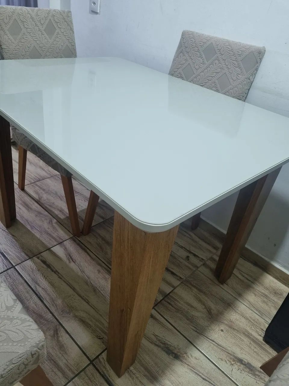 Mesa retangular com 4 cadeiras  em linho 