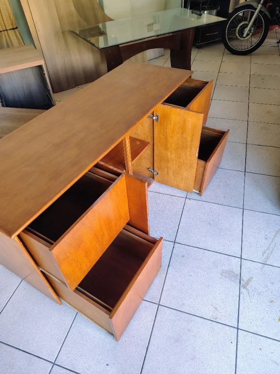 Mesa Executiva em Madeira com 4 Gavetas e Armário - Foto 4