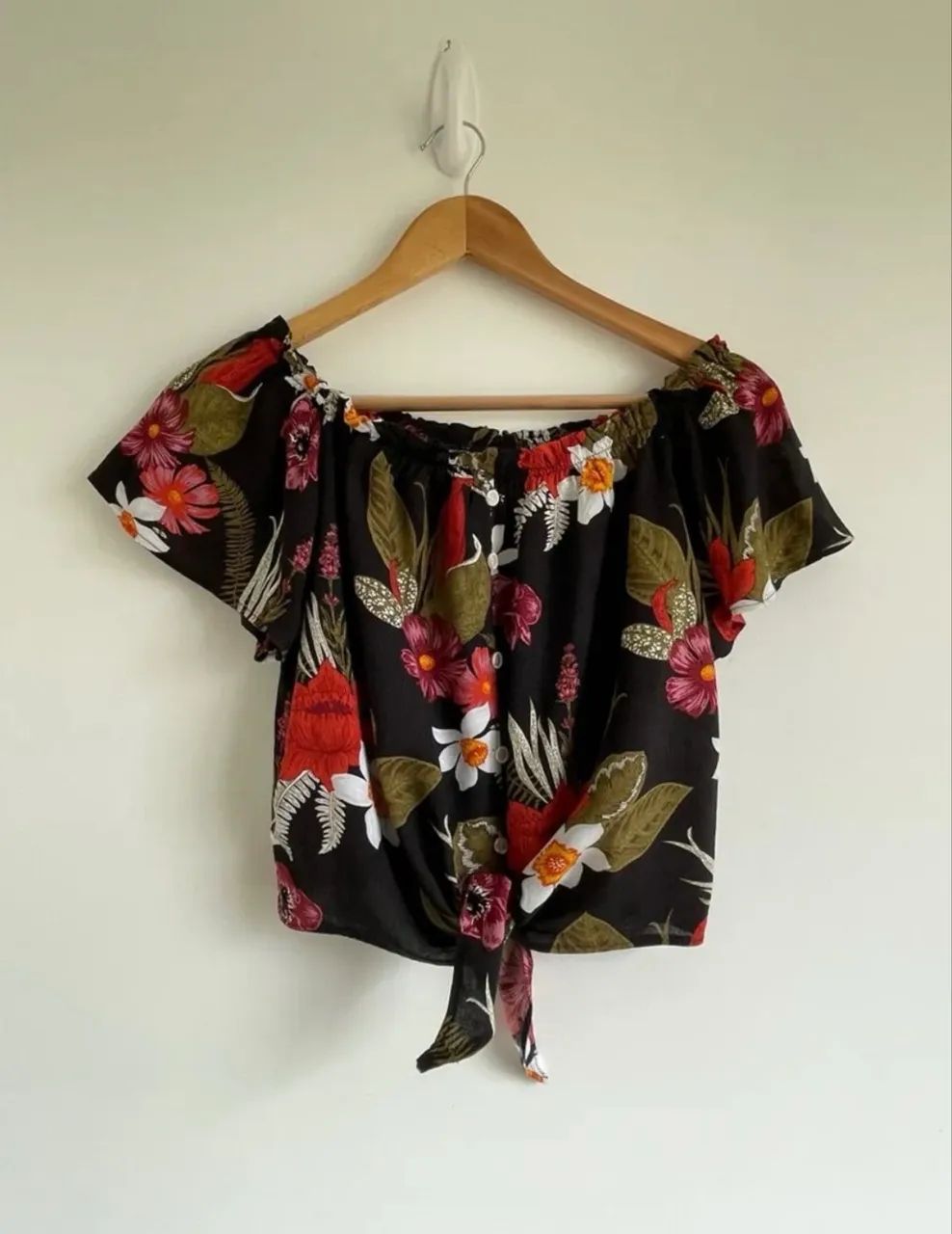 Cropped tam P / M preto estampa floral Aishty - Foto 4