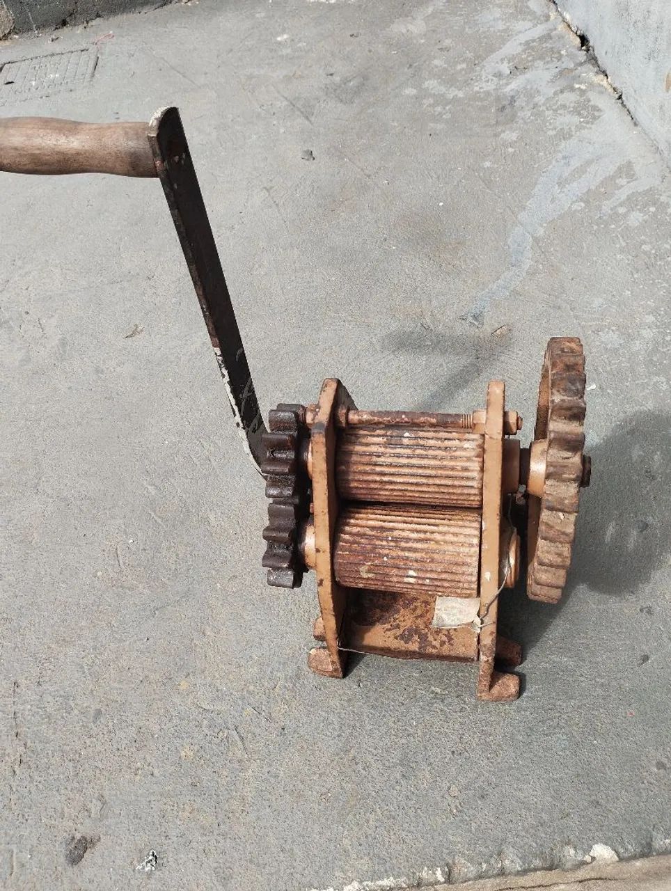 Engenho manual antigo pra moer cana 3 moendas.