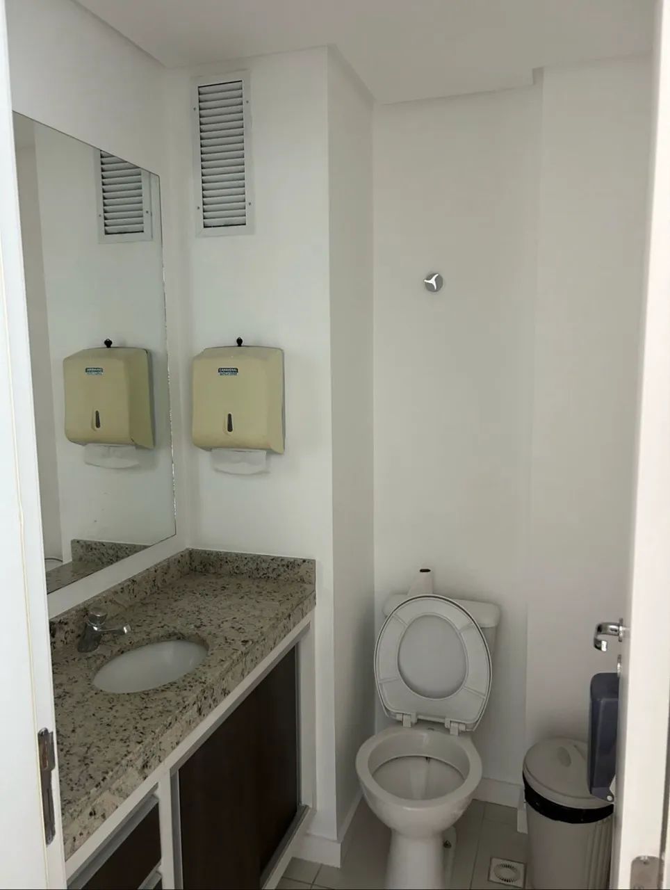 Alugo sala comercial com garagem no centro de Itajaí  - Foto 4