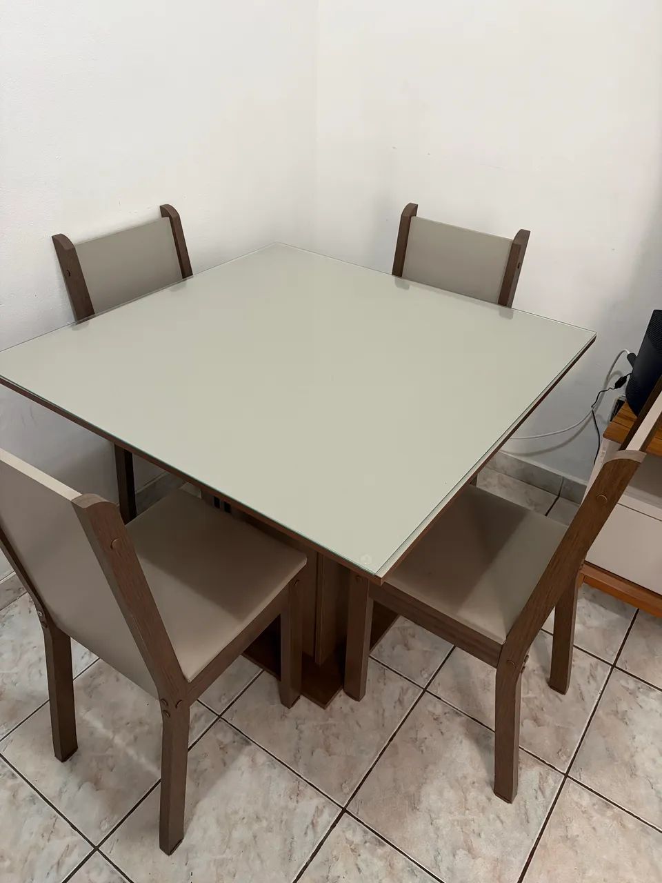 MESA DE JANTAR 4 LUGARES