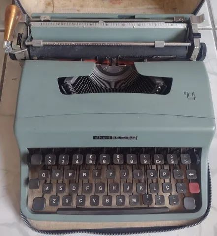 Máquina de escrever Olivetti Lettera 32