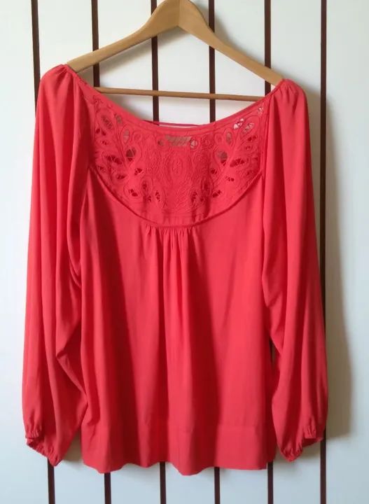 Blusa feminina vermelha com renda mangas longas e bufantes - Foto 4