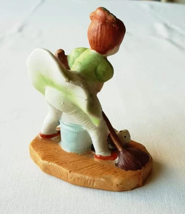 Estatueta Bibelô - Menina Limpando o Chão - Decoração - Usado  - Foto 3