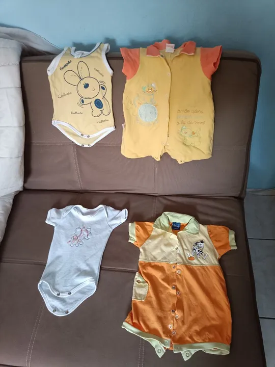 Lote de 4 bodies e macacão para bebê - Tamanho variados