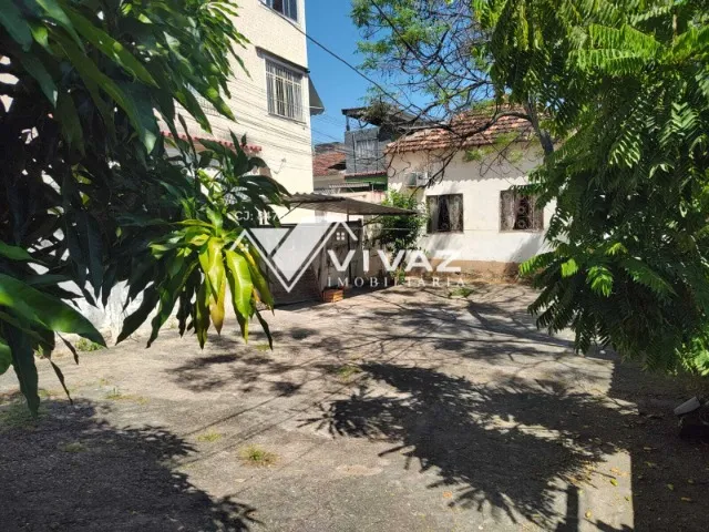 Excelente Terreno com 02 Casas, 01 Galpão, Quintal e Vaga em Quintino