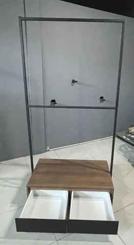 Arara de roupas com 2 gavetas e rodinhas - Foto 2