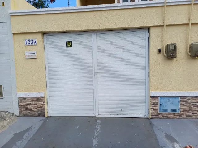 Portão em alumínio branco