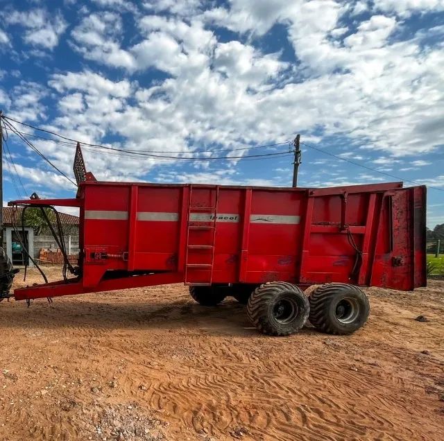 Carreta distribuidora de esterco sólido