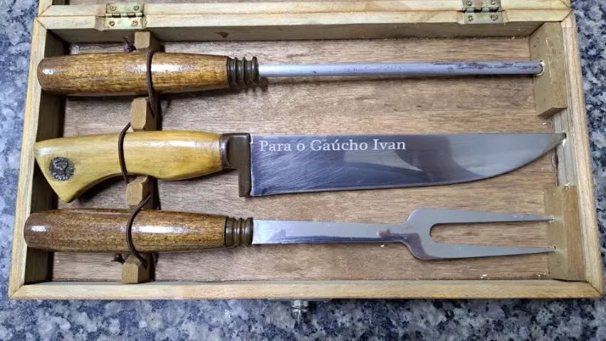 Kit churrasco, com escrito "Para o Gaúcho Ivan"