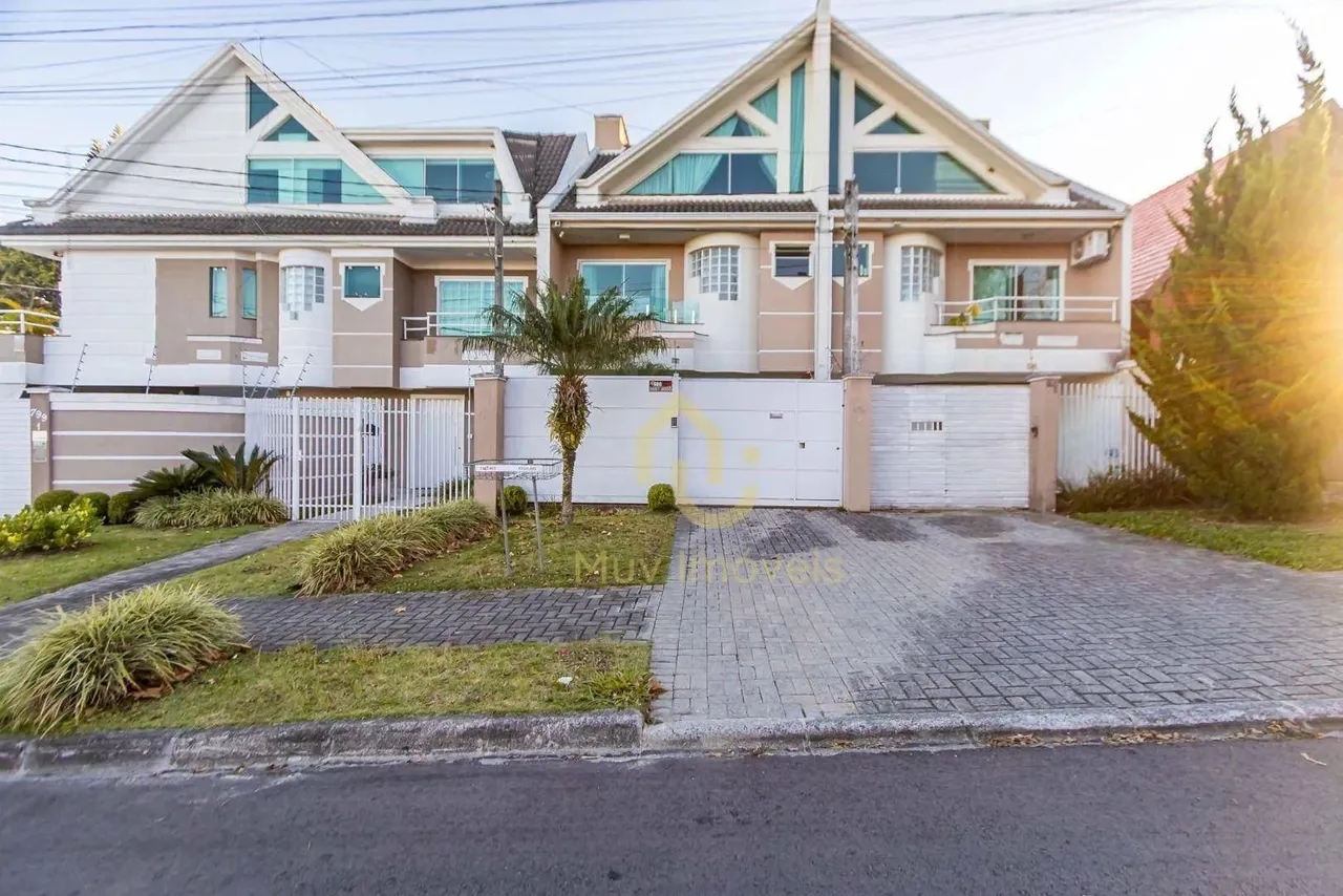 Sobrado Triplex à Venda no Bacacheri 3 Quartos, Suíte com Hidro, Espaço Gourmet e 2 Vagas