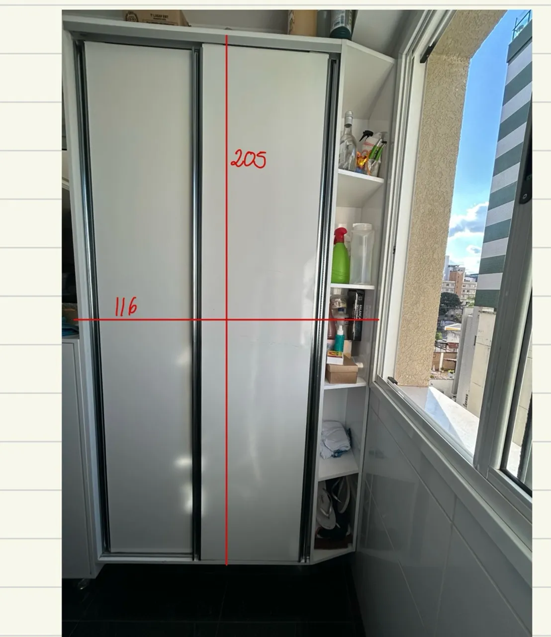 Armário de cozinha com design moderno e prateleiras laterais