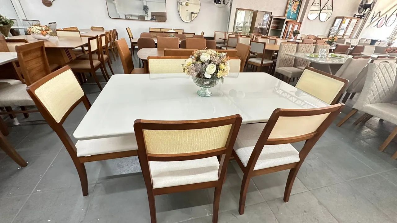 Mesa nova completa e com cadeiras de madeira maciça  - Foto 2