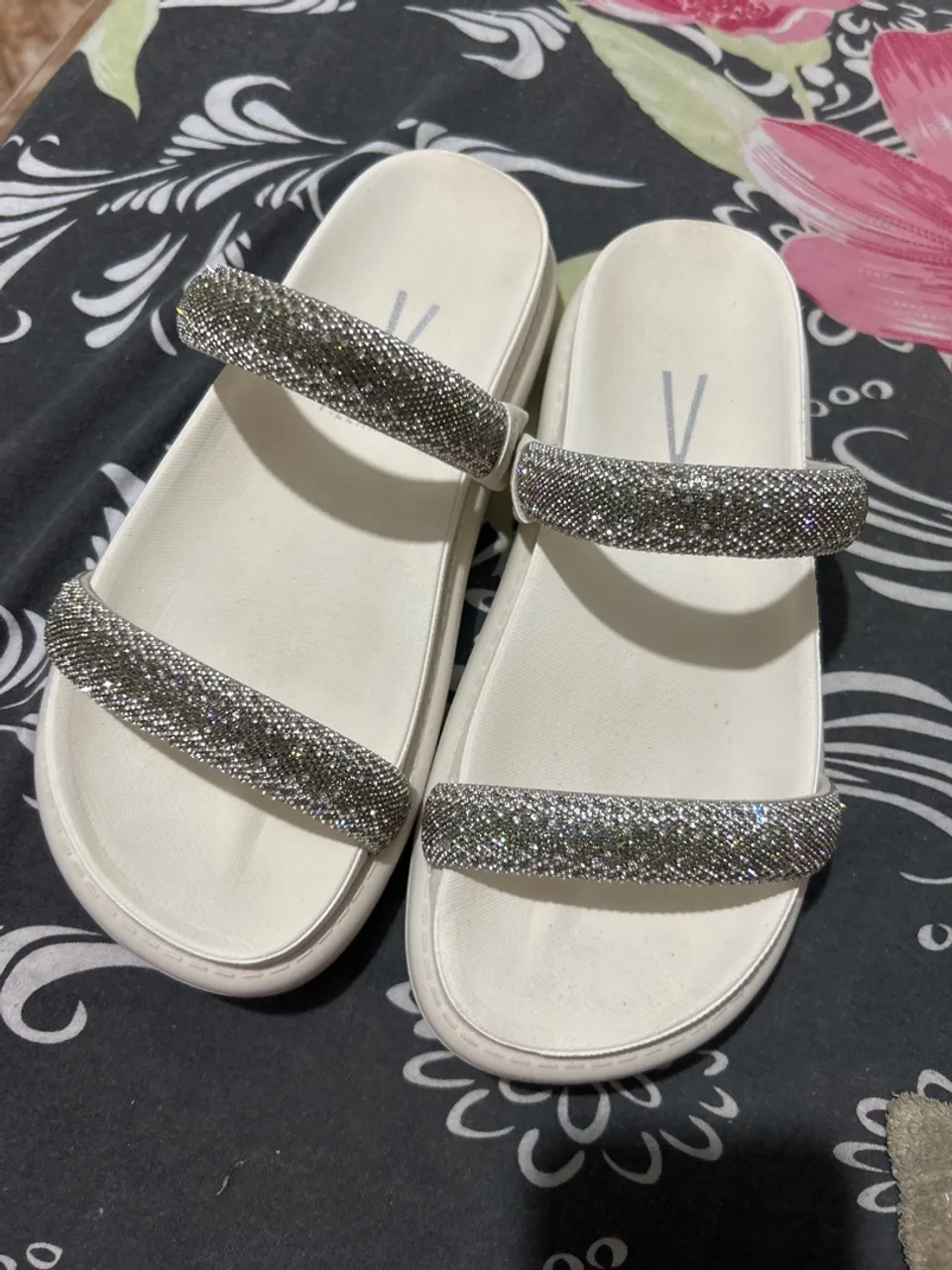 Sandália Feminina Branca com Detalhes em Strass