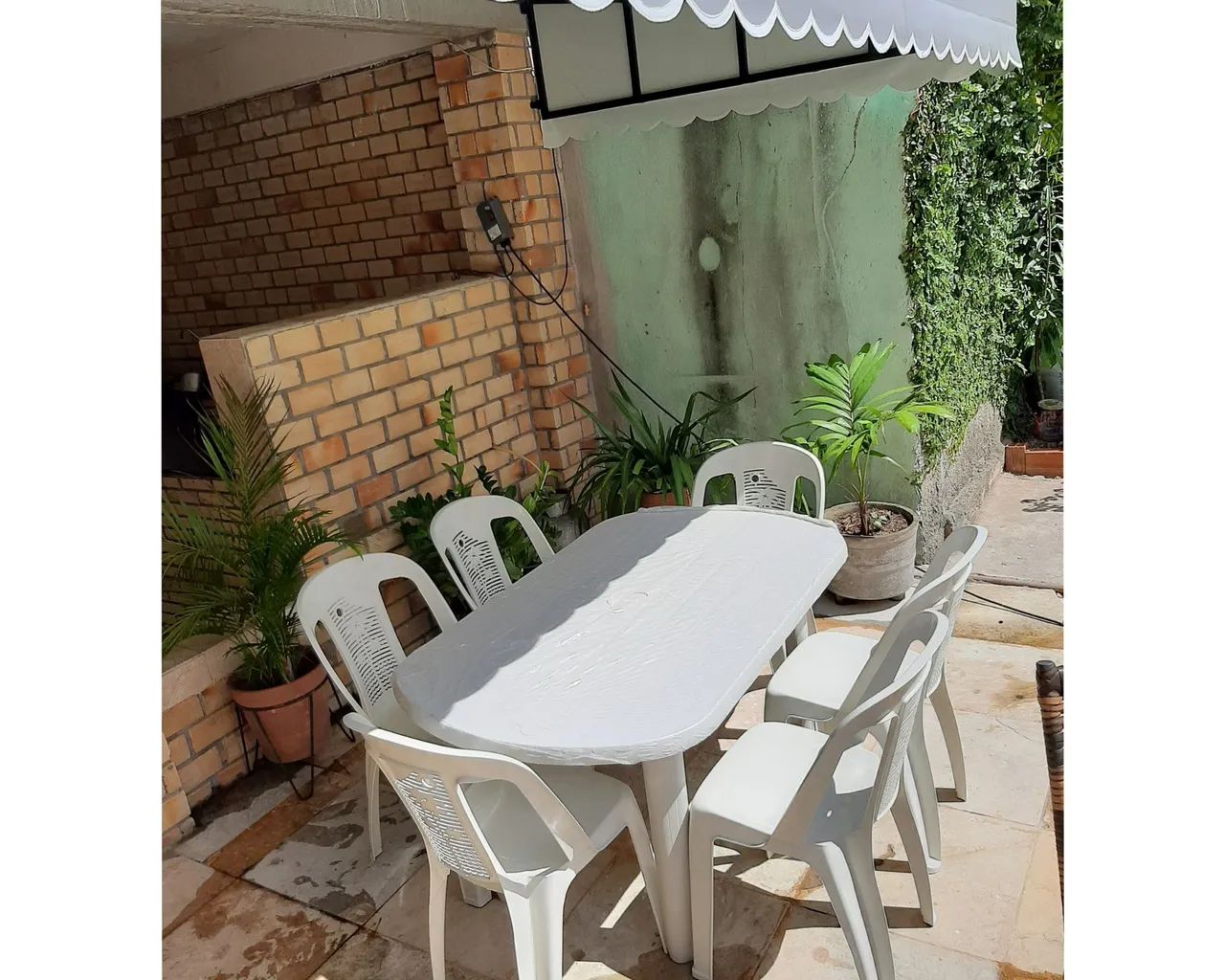 Mesa de Jantar Branca de Plástico