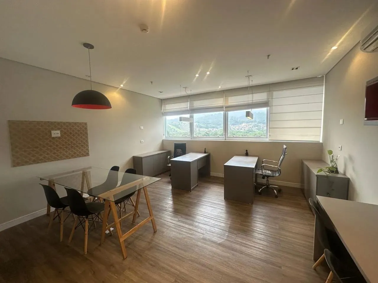 Sala mobiliada disponível para locação no Mogilar