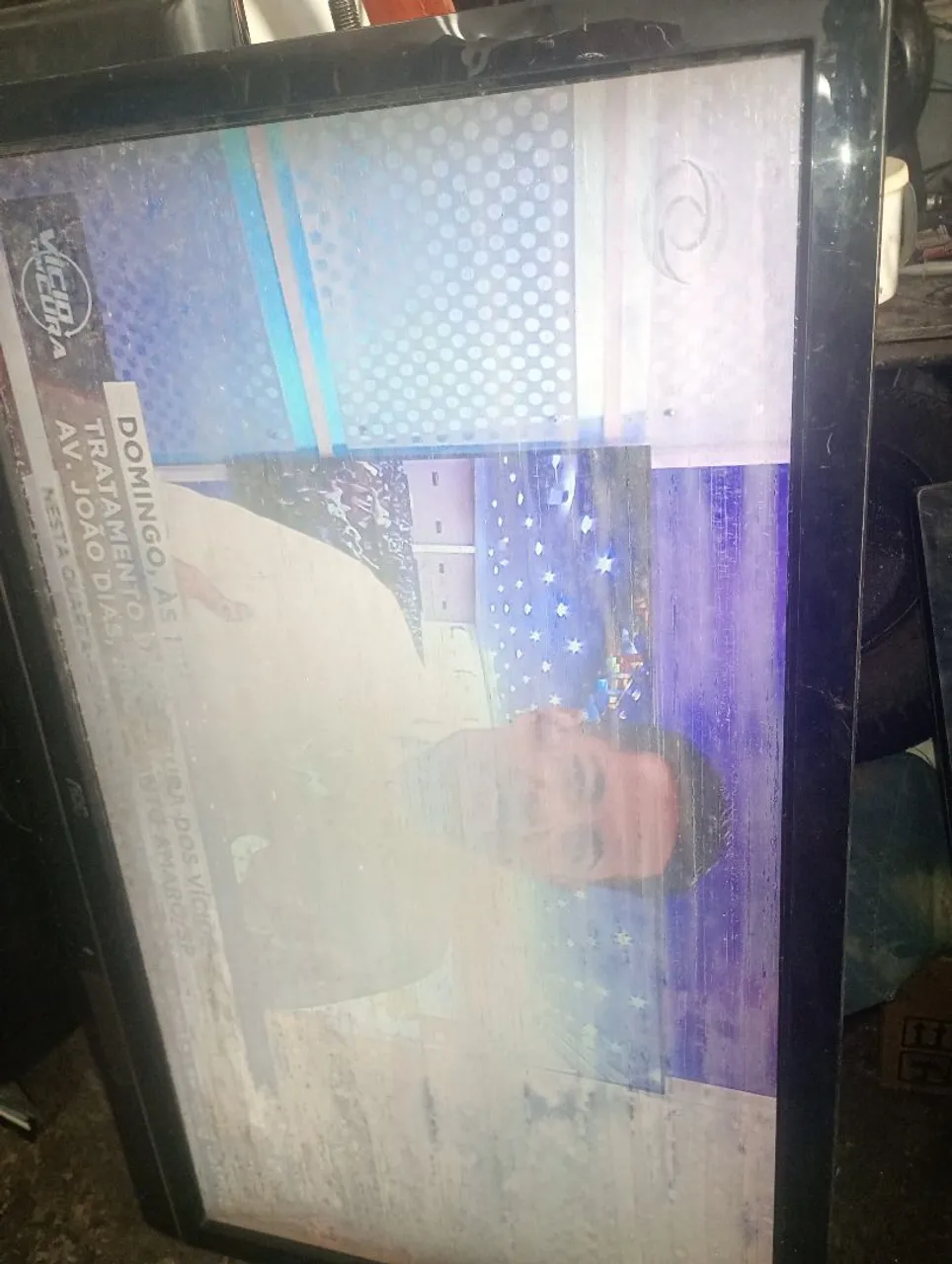 TV AOC com defeito na tela precisando bota a película
