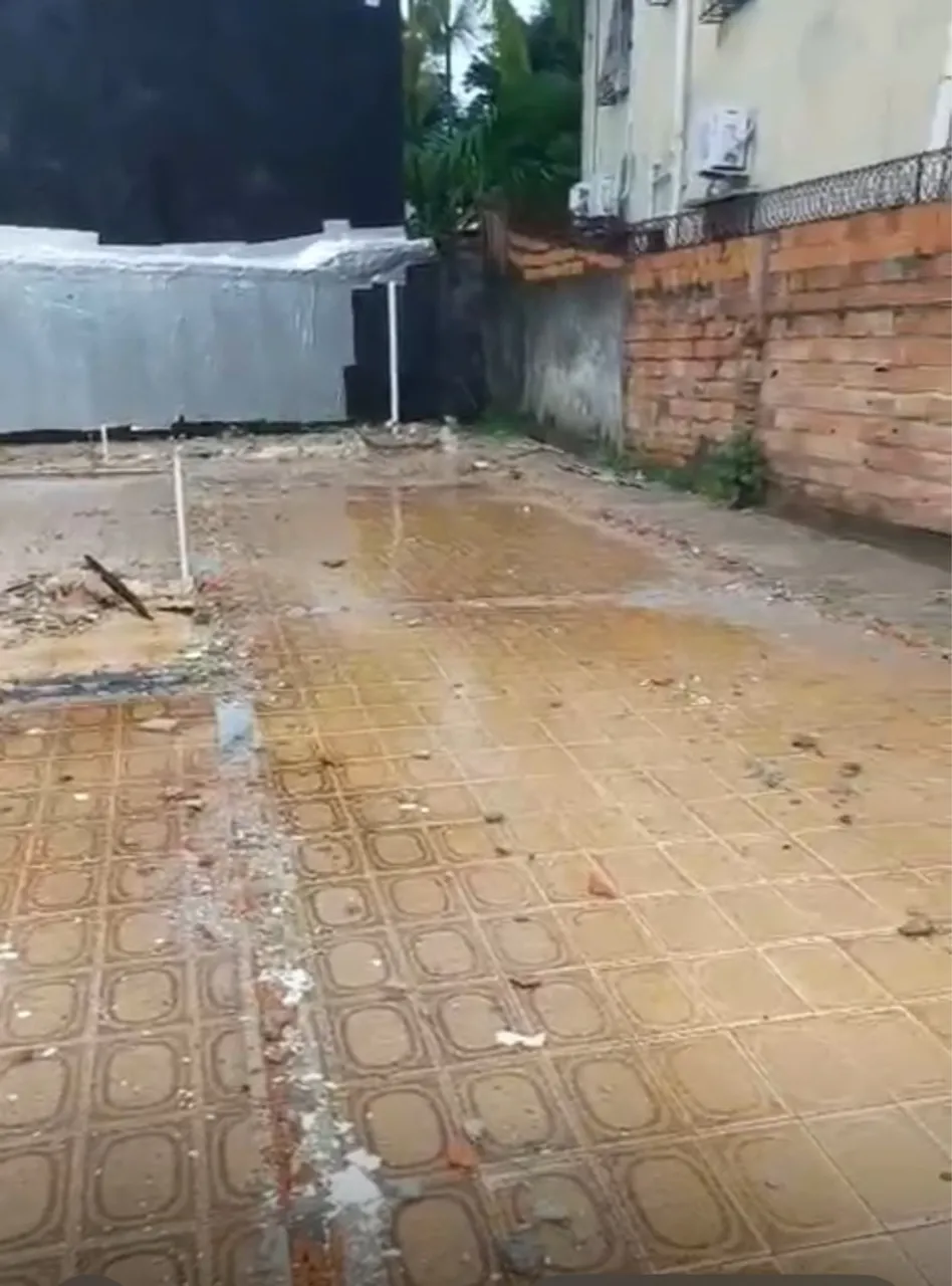 Terreno com área construída