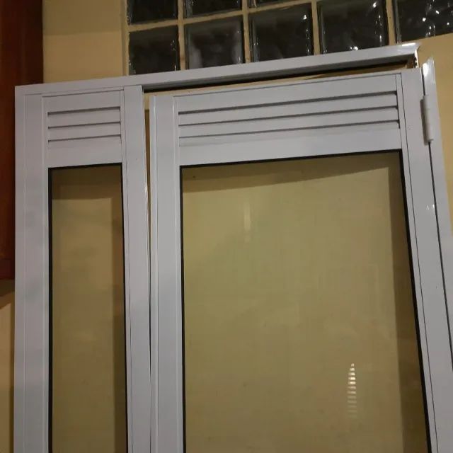 Porta de aluminio c/ vidro pintura eletrostática - Foto 2