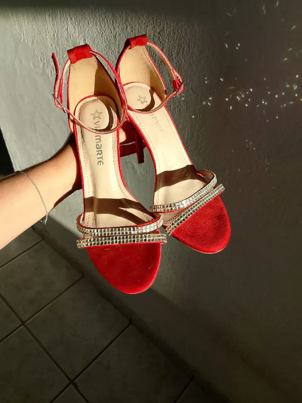 Sandália Vermelha com Detalhes em Strass