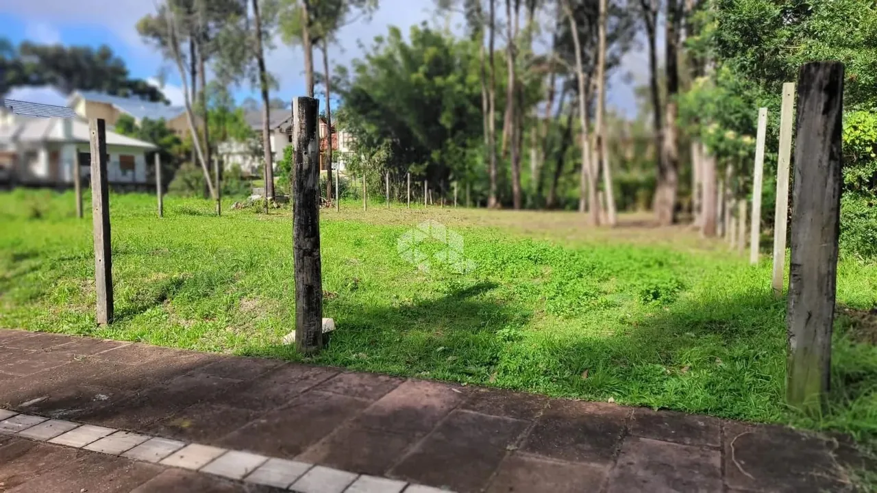 Terreno grande, plano, elevado e bem cuidado no Juriti.