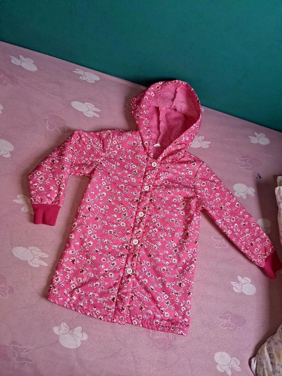 Casaco infantil Rosa com flores Peluciado Semi Novo Tamanho 6 anos  - Foto 2