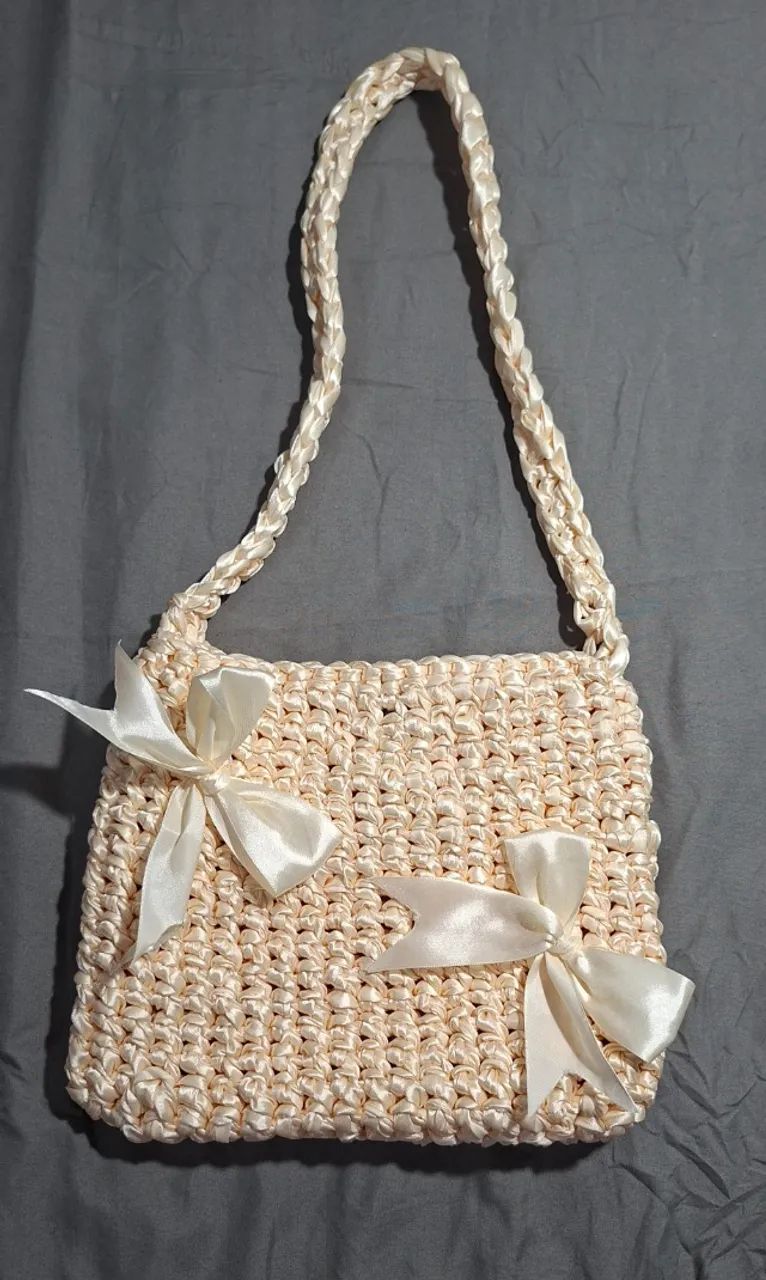Bolsa de crochê em fita de cetim