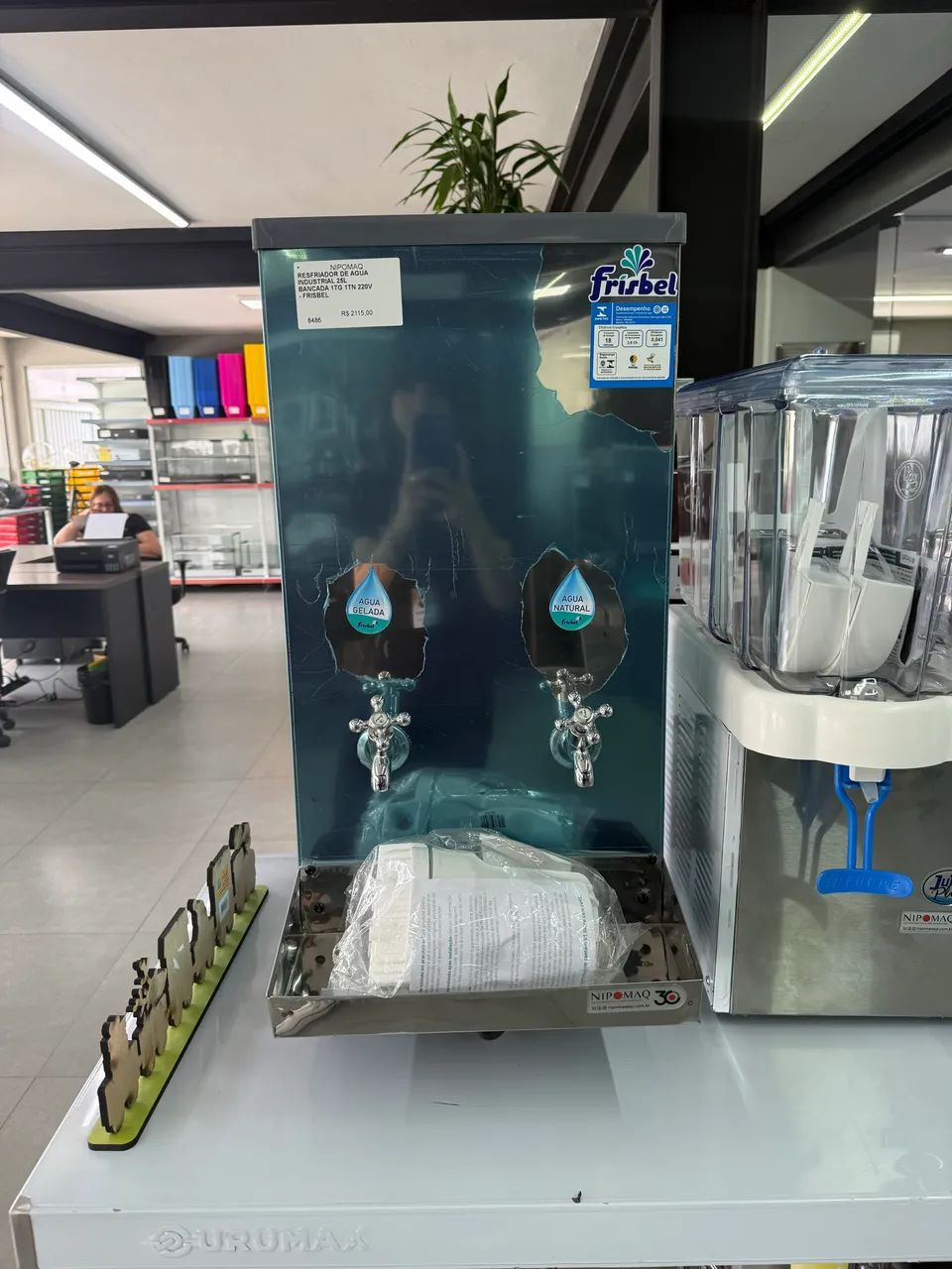 RESFRIADOR DE ÁGUA INDUSTRIAL 25L BANCADA 1TG 1 TN - FRISBEL