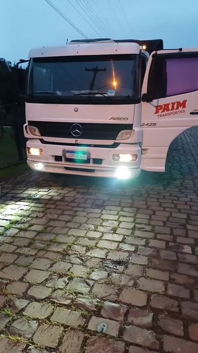Caminhão Mercedes-Benz bitruque  Atego 2425 - PAIM Transportes