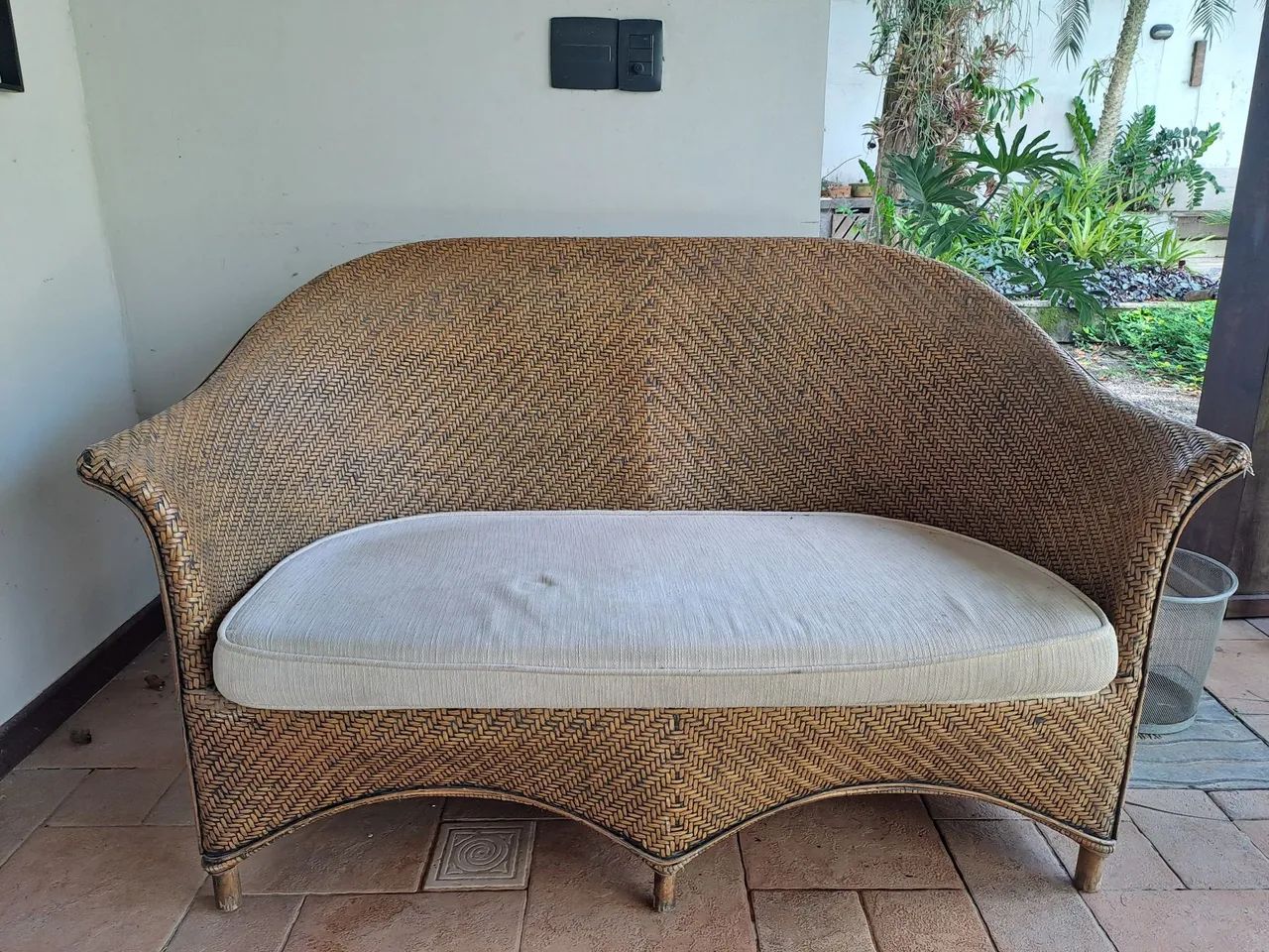 SOFÁ FIBRA NATURAL (2 lugares) importado de Bali com  estofado em capitone.  - Foto 4