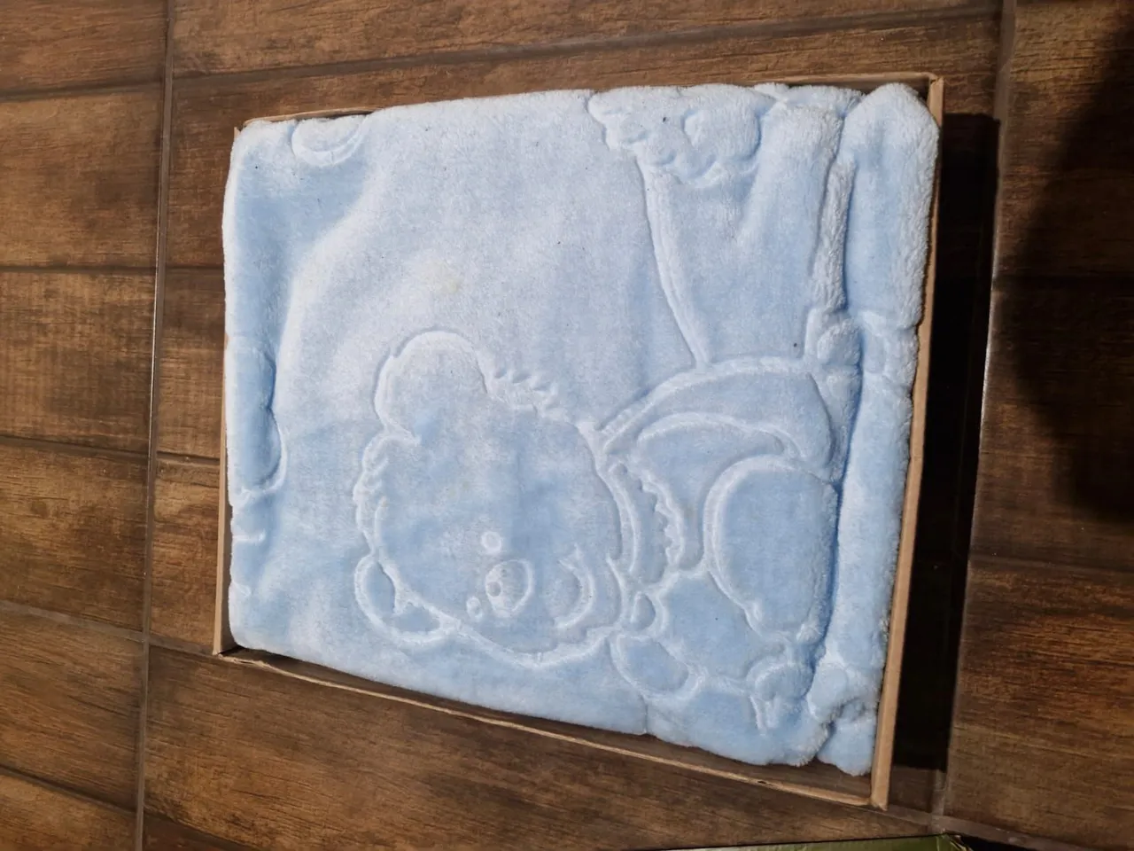 Cobertor de bebê azul com desenho de urso