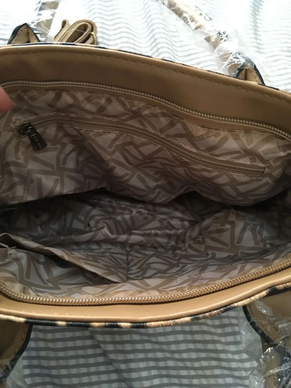 Vendo bolsa oncinha nova,tamanho médio de couro linda! - Foto 4