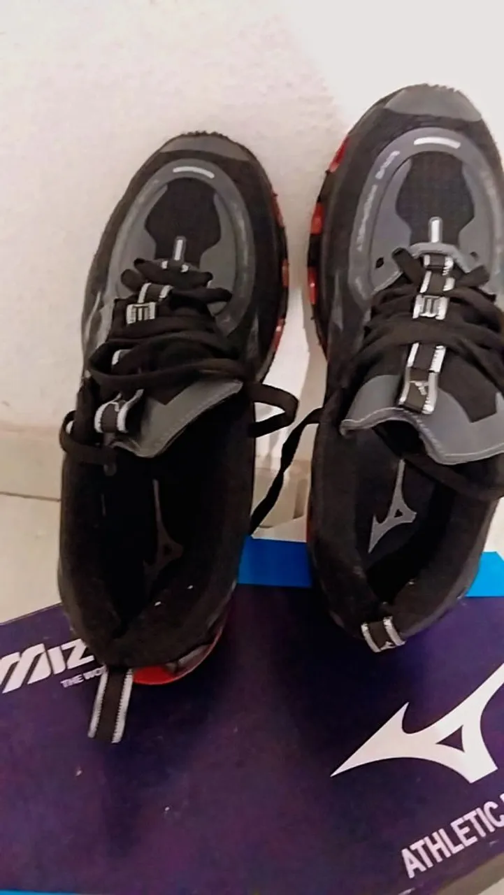 Tênis Mizuno Preto com Detalhes