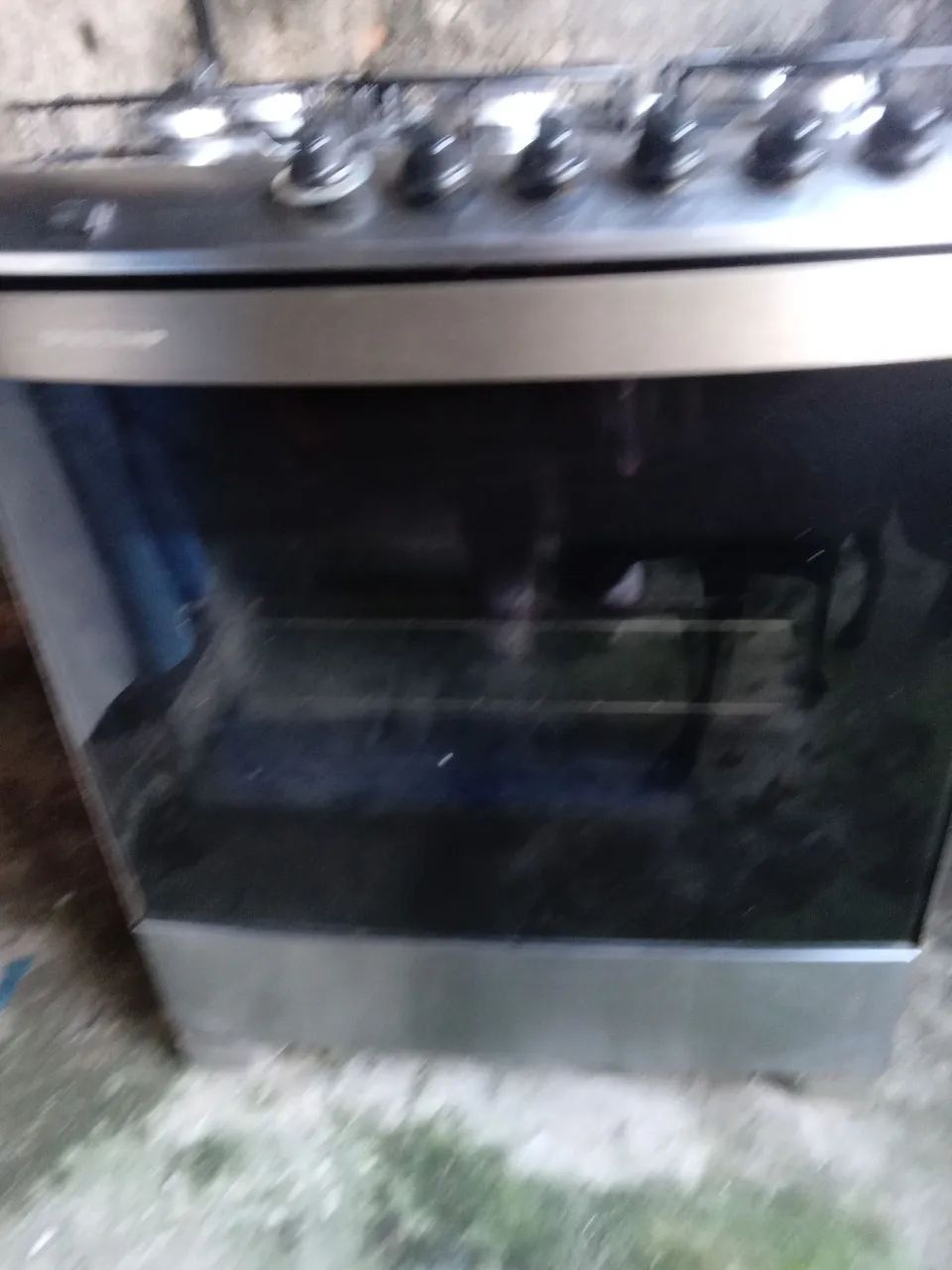 Fogão a Gas - 6 bocas .esta com vazamento de gás. Mas em estado razoável. 