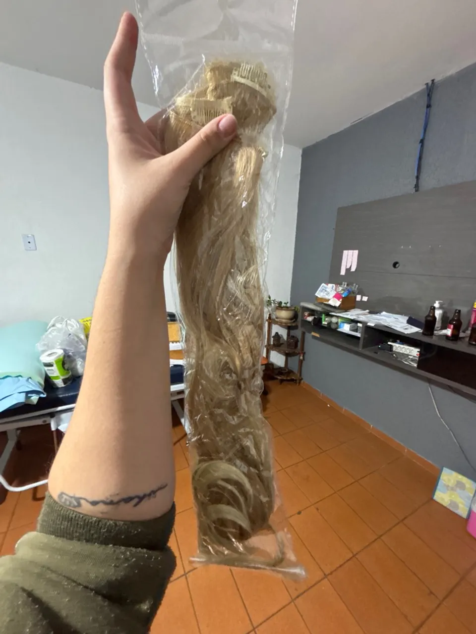 Aplique de cabelo loiro ondulado