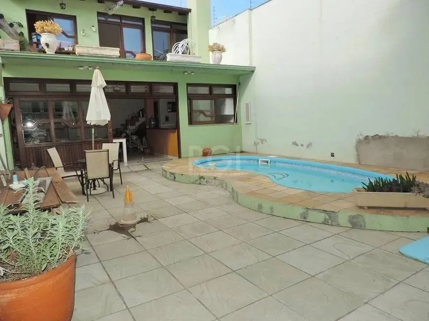 Casa de 3 dormitórios com 4 vaga de garagem no bairro São Geraldo em Porto Alegre. Casa em