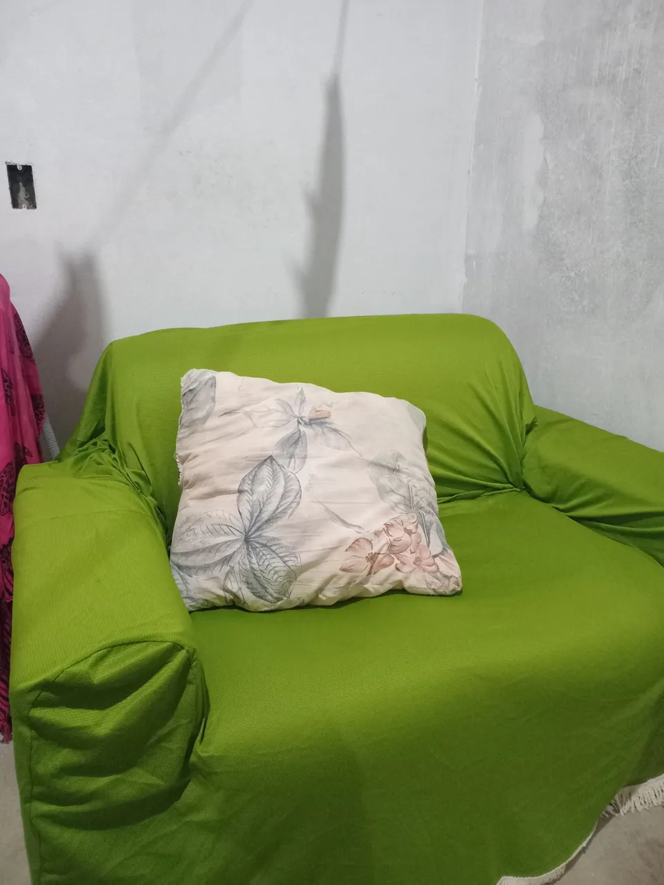 Sofá Vermelho com Capa e Almofada Decorativa