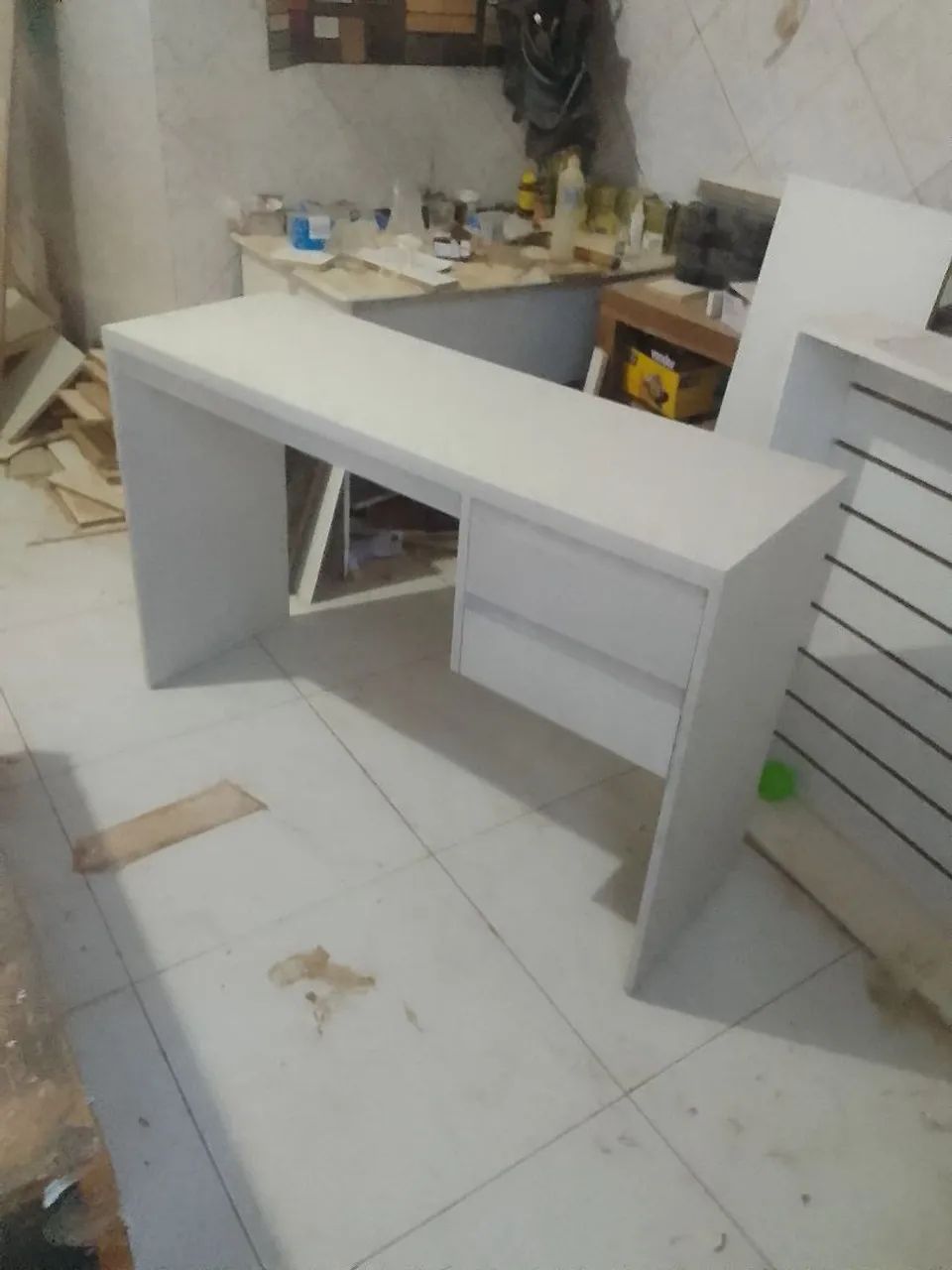 Escrivaninha branca com gavetas
