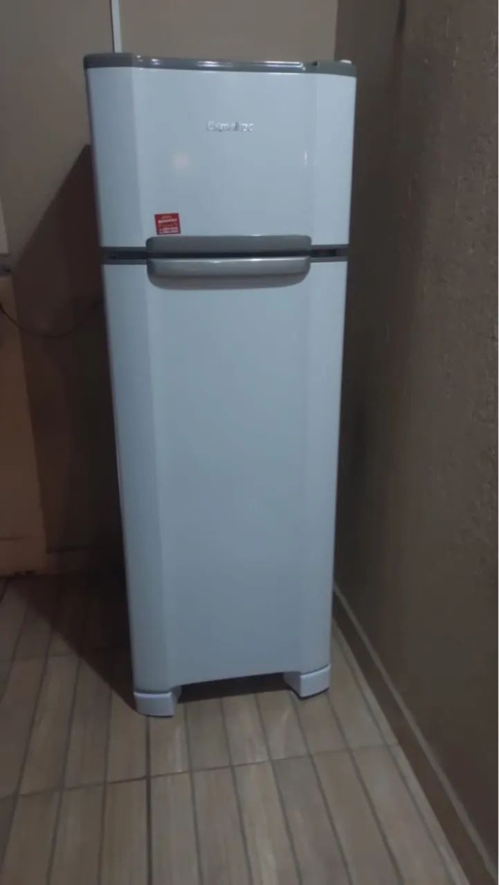 Geladeira semi nova e pequena, ideal para apartamento! - Foto 4