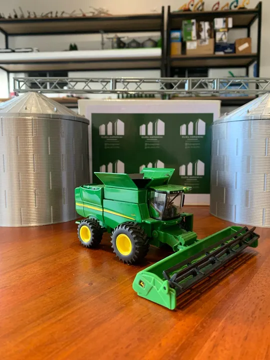 Miniatura colheitadeira John Deere S680 1/64
