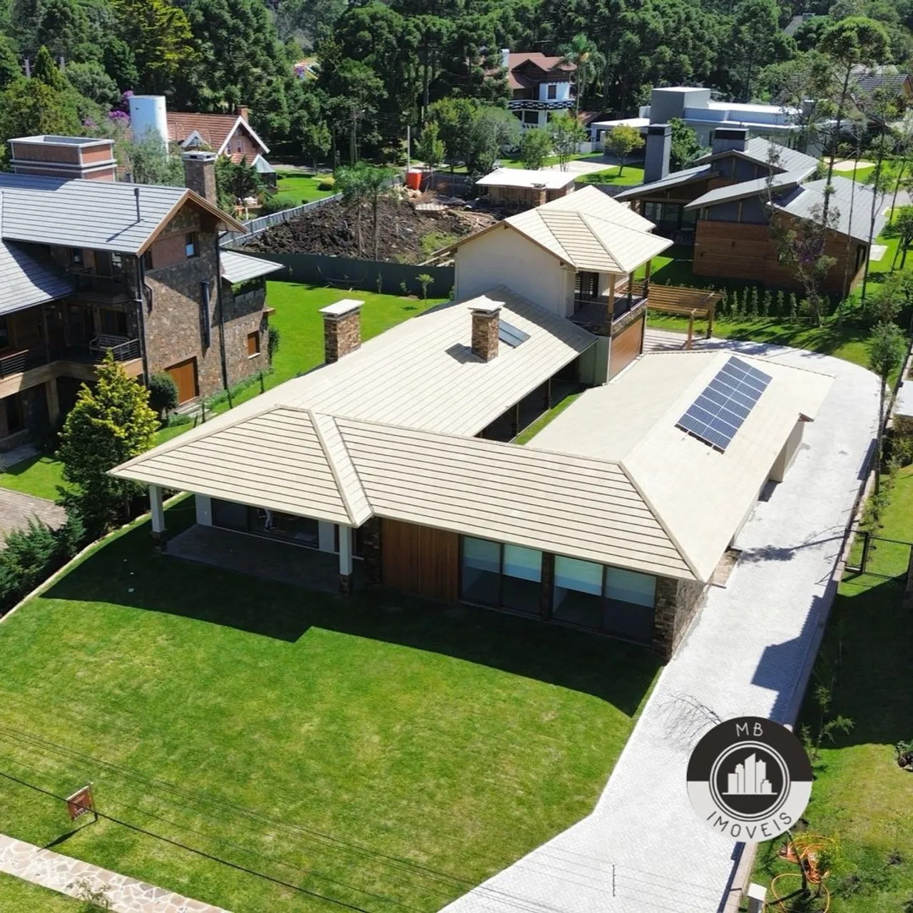 Casa à venda no condominio Laje de pedra com 550m2 e 6 suites - Canela RS