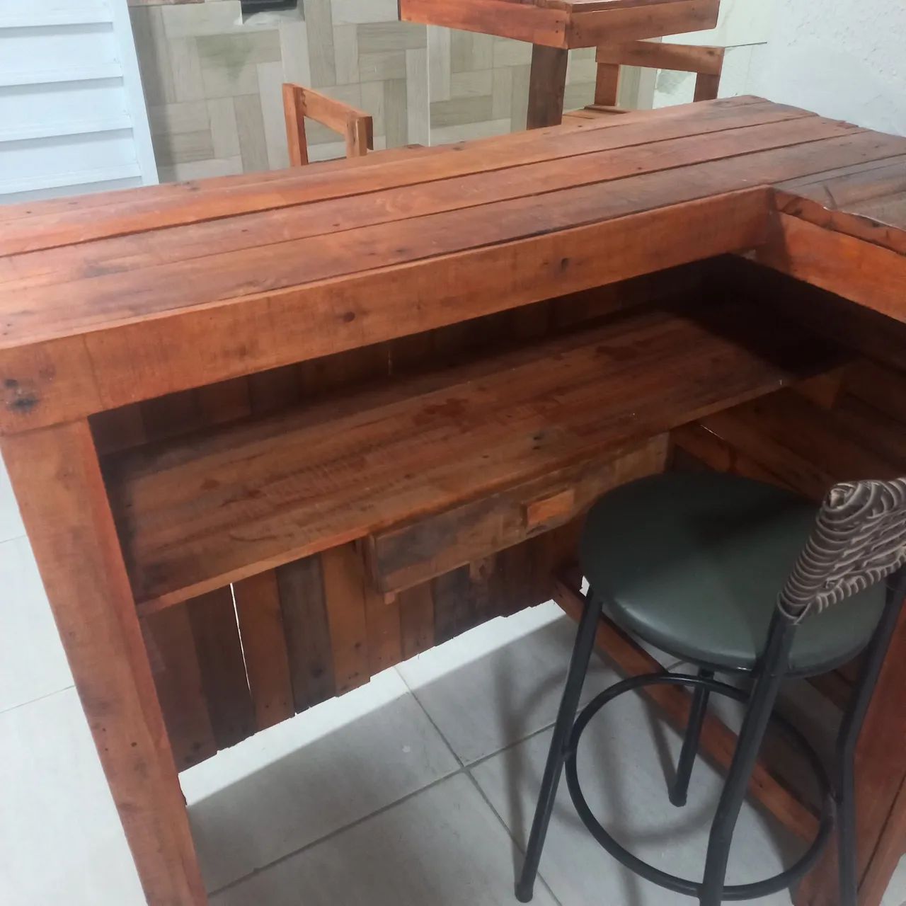 Conjunto de Mesa e Banquetas de Madeira - Foto 2