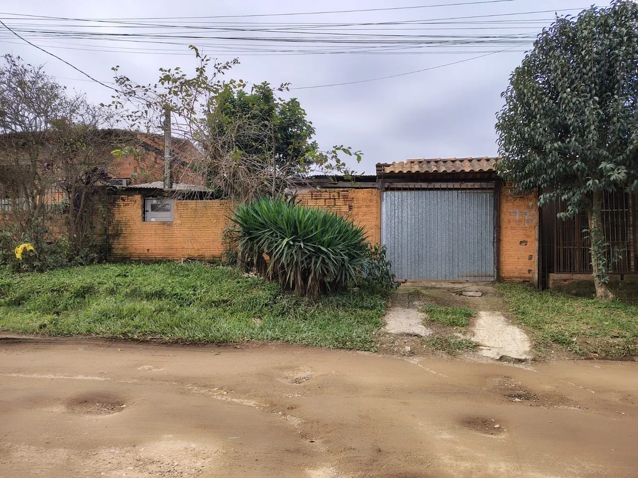 Vende-se Terreno Com 2 Casas No Pátio