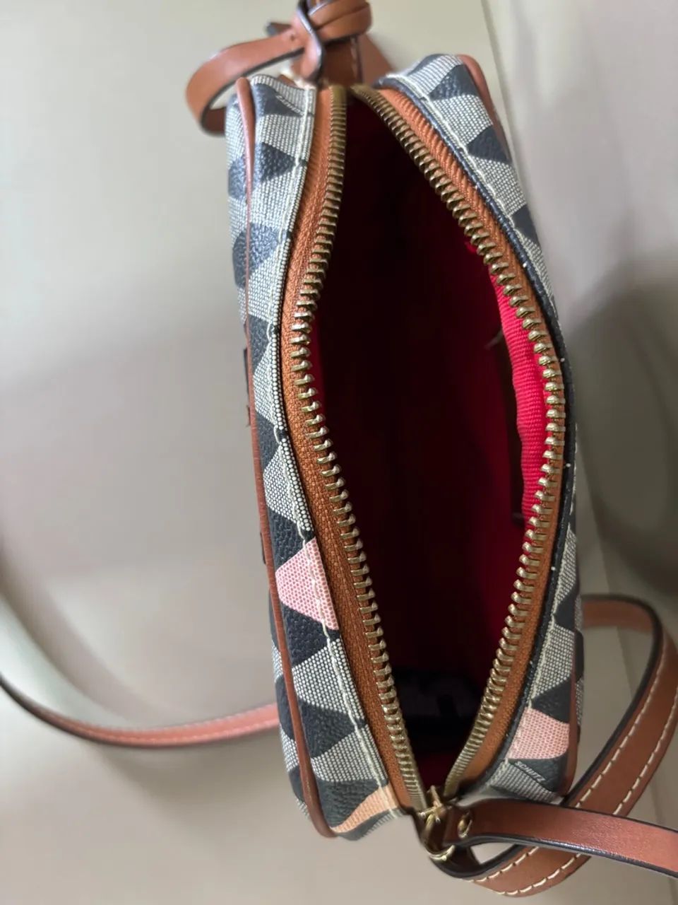 Bolsa Schutz com estampa geométrica - Foto 2