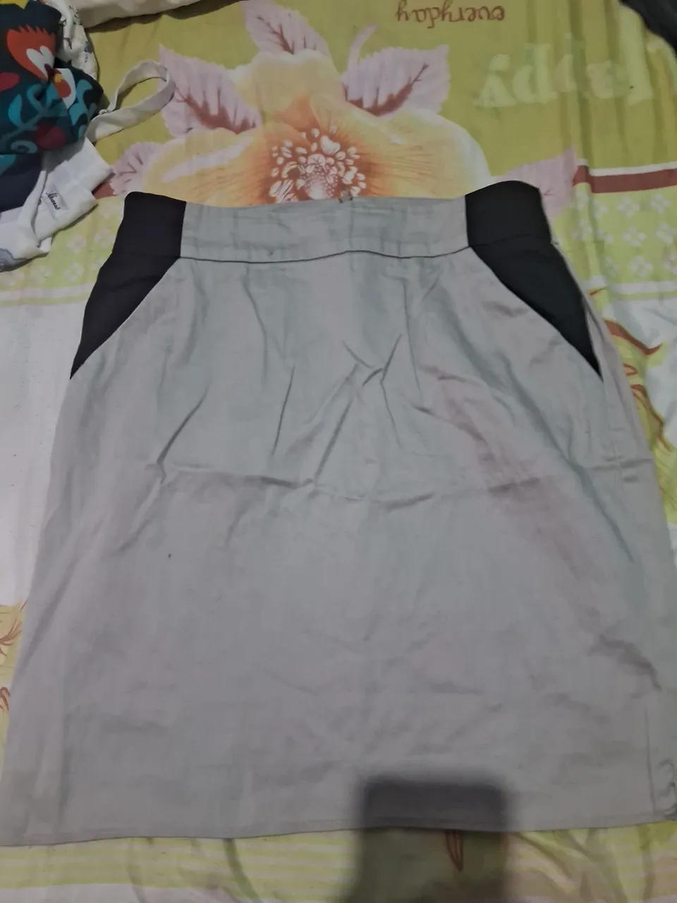 Saia cinza com detalhes pretos