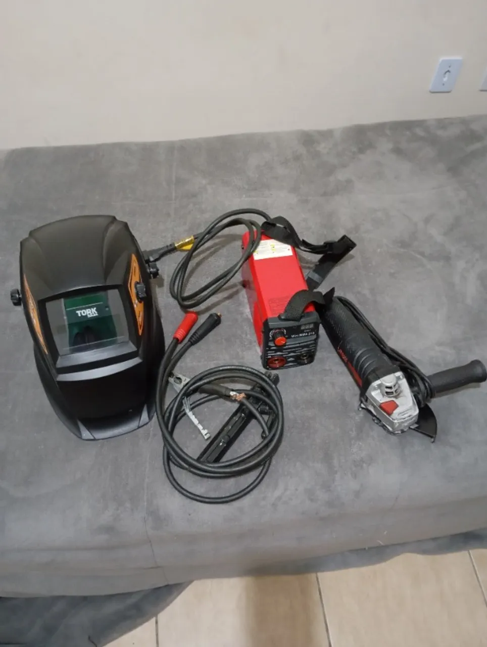 Máquina de solda bivolt, máscara digital e Esmerilhadeira