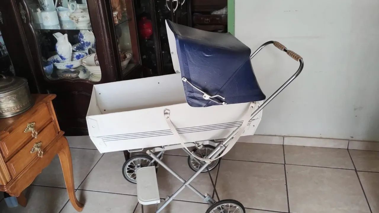 Carrinho de bebê antigo 