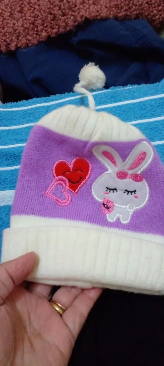 Touca Infantil Hello Kitty Lilás com Pompons - Foto 3