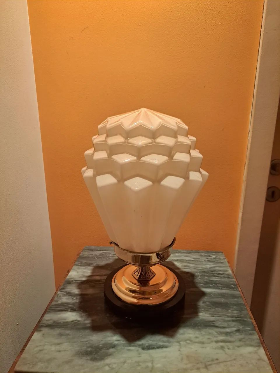 ART DECO Luminária de mesa base madeira  metal e detalhes bronze  cúpula de opalina   - Foto 4